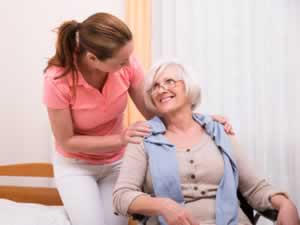Krankenpflegerin mit Patientin fotolia
